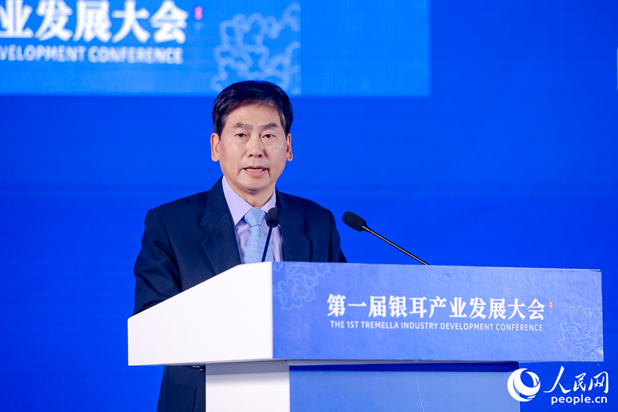 中國(guó)食用菌協(xié)會(huì)會(huì)長(zhǎng)高茂林在大會(huì)上發(fā)言。人民網(wǎng)攝