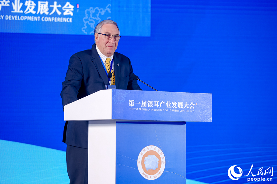 國(guó)際蘑菇學(xué)會(huì)主席格雷格·西莫在大會(huì)上發(fā)言。人民網(wǎng)攝