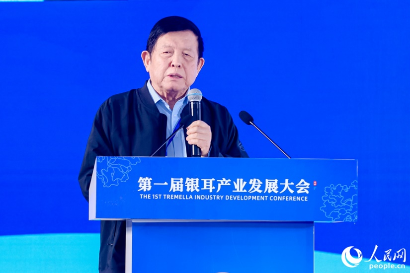 中國(guó)工程院院士、國(guó)際藥用菌學(xué)會(huì)主席、吉林農(nóng)業(yè)大學(xué)學(xué)術(shù)委員會(huì)主任、全國(guó)脫貧攻堅(jiān)楷模李玉在大會(huì)上發(fā)言。人民網(wǎng)攝