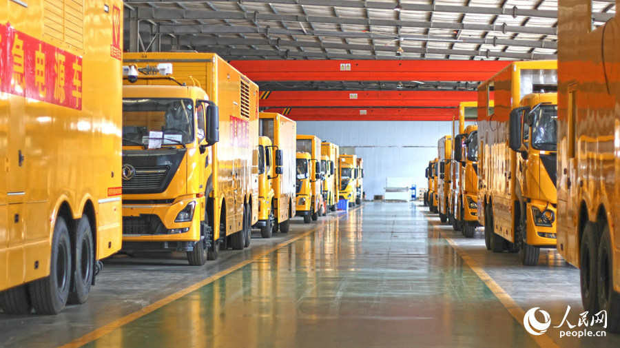 暢豐專汽車間內(nèi)整裝準(zhǔn)備發(fā)往云南的應(yīng)急電源車。人民網(wǎng) 李昌乾攝