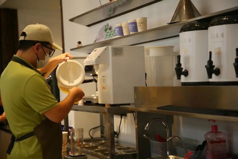 創(chuàng)新茶飲深受年輕消費(fèi)者喜愛。長樂區(qū)融媒體中心供圖