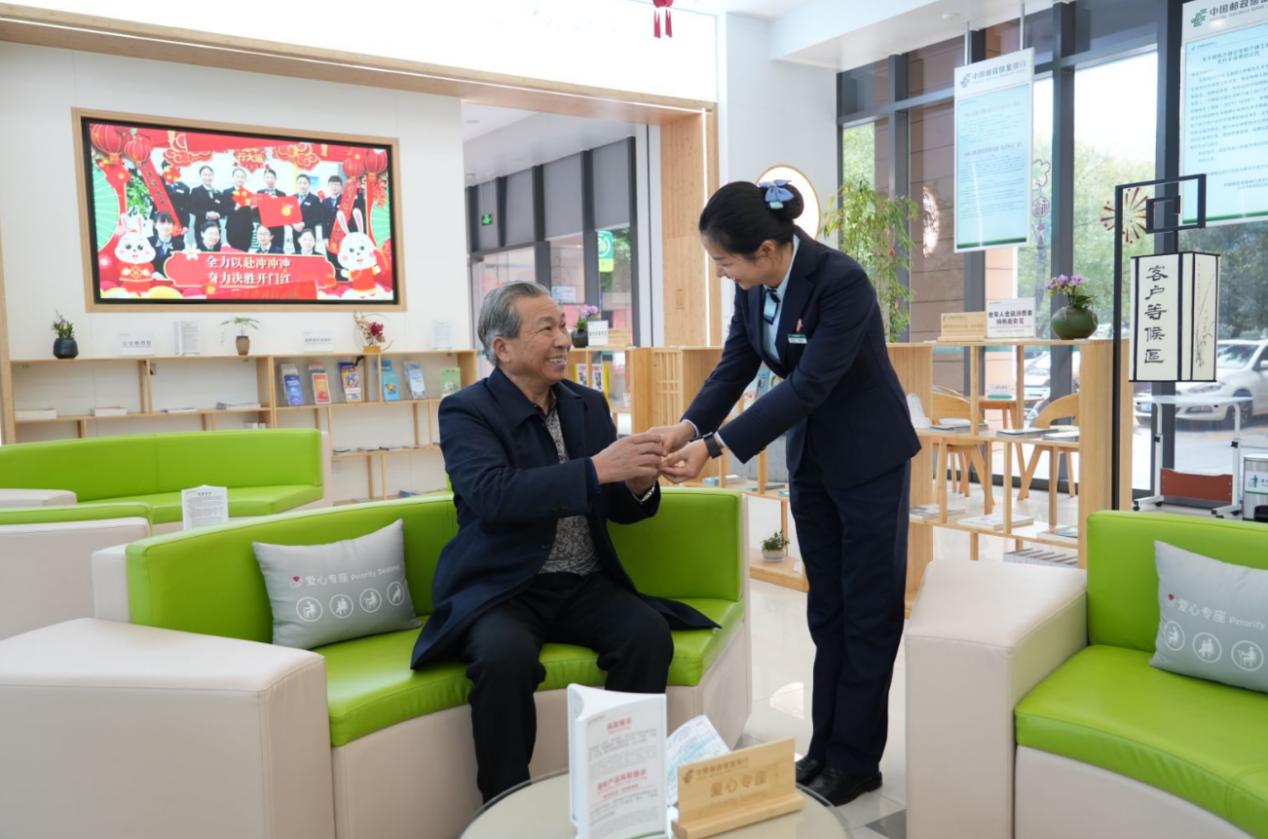 郵儲(chǔ)銀行龍巖市分行營業(yè)部工作人員服務(wù)來行老年客戶。湯舜彬攝