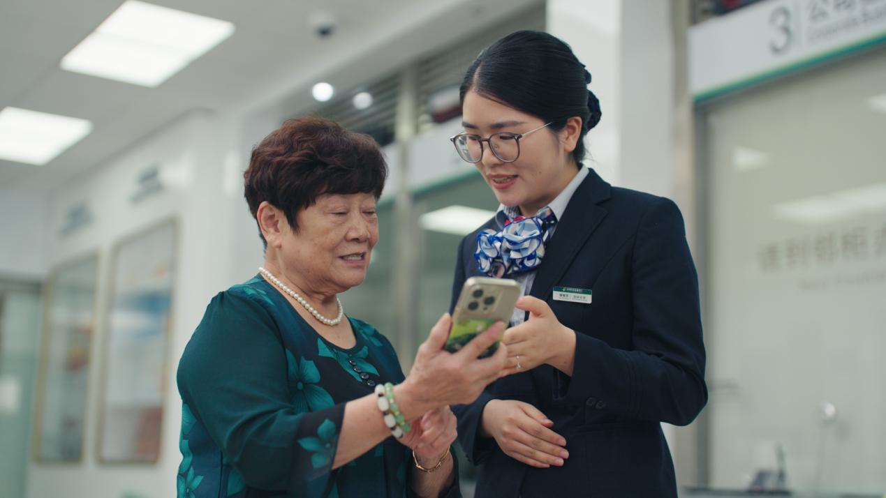 郵儲(chǔ)銀行埔頂支行工作人員為老年客戶講解業(yè)務(wù)。黃瑩攝