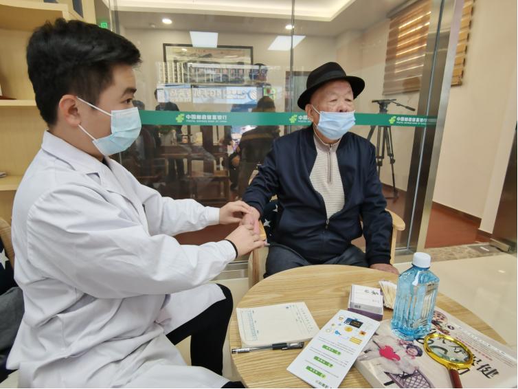 郵儲(chǔ)銀行東莊支行舉辦健康義診活動(dòng)。黃益強(qiáng)攝