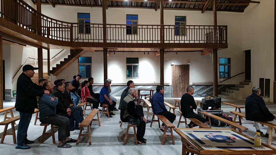 老人群眾飯后在改造后人民會堂觀看電影。霞浦縣融媒體中心供圖