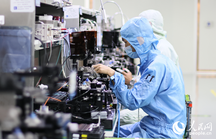 恒寶通生產(chǎn)環(huán)節(jié)精度要求最高的耦合工藝，操作精度要達(dá)到1微米量級(jí)，相當(dāng)于頭發(fā)絲直徑的1/50。人民網(wǎng) 李昌乾攝