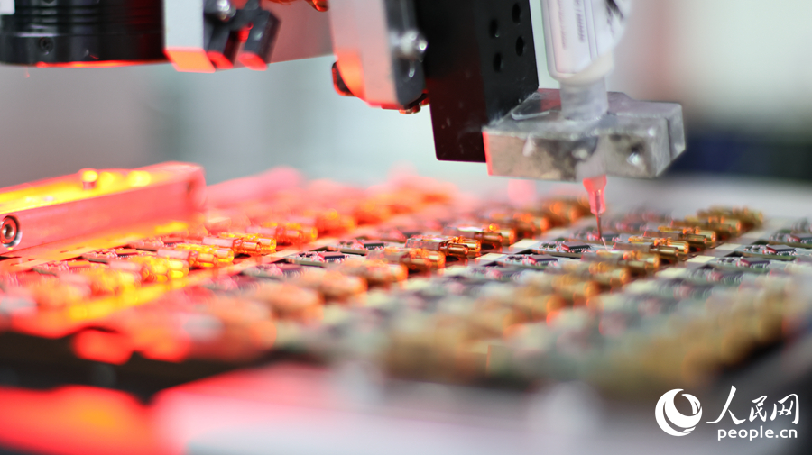 恒寶通生產(chǎn)車間里的自動(dòng)點(diǎn)白膠工序。人民網(wǎng) 李昌乾攝