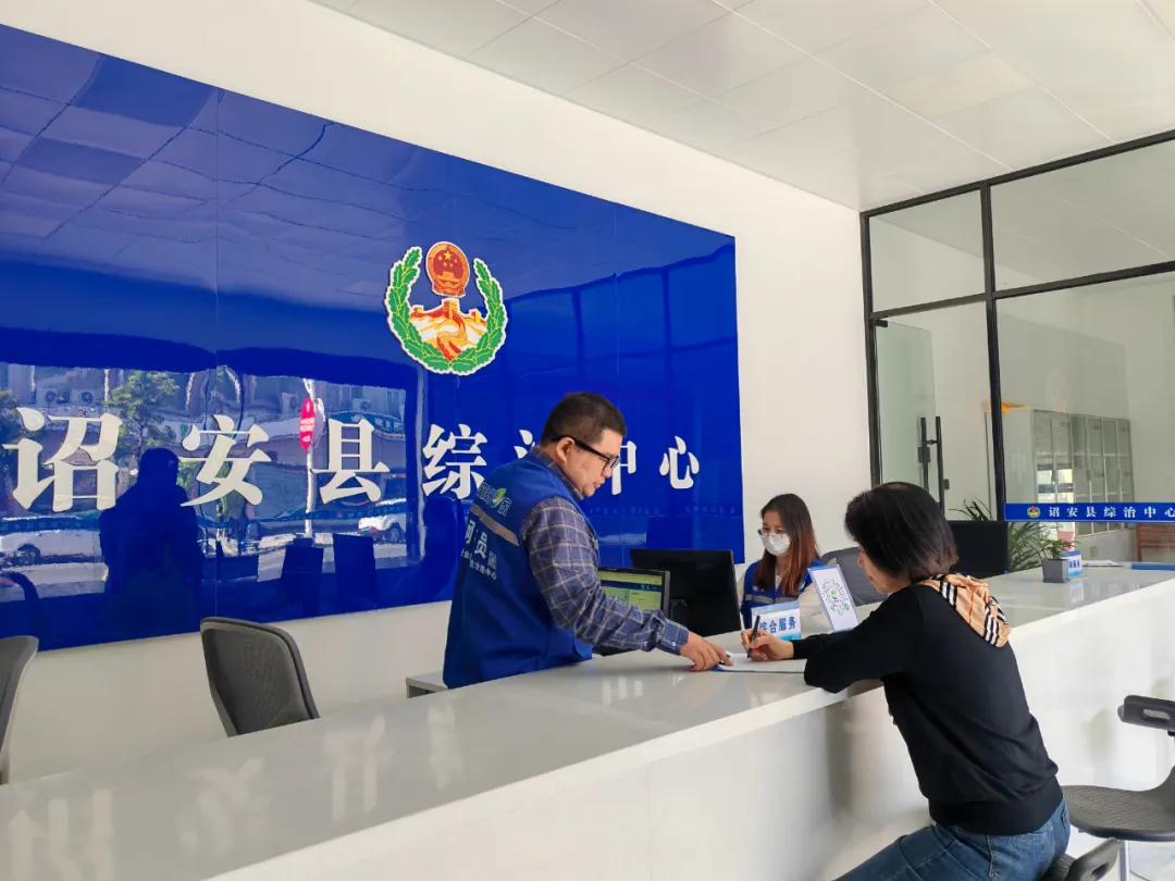詔安縣綜治中心綜合服務(wù)大廳，網(wǎng)格員正受理群眾訴求。詔安縣融媒體中心