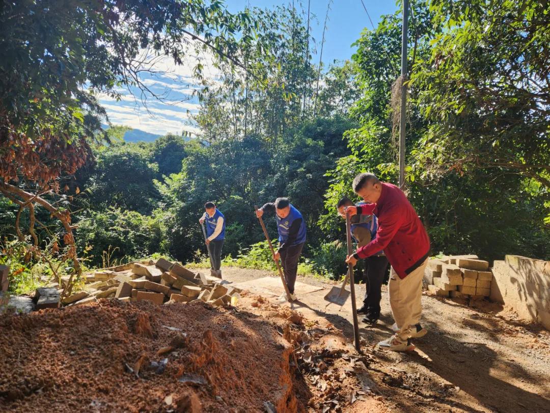 官陂鎮(zhèn)綜治中心協(xié)調(diào)處理村民間路權(quán)糾紛，經(jīng)調(diào)解最終順利疏通道路，促成和解。詔安縣融媒體中心