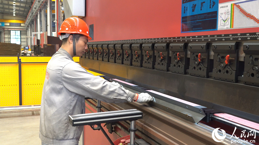 中僑富士生產(chǎn)車間內(nèi)，技術人員對電梯零部件進行加工。人民網(wǎng)記者 蘭志飛攝