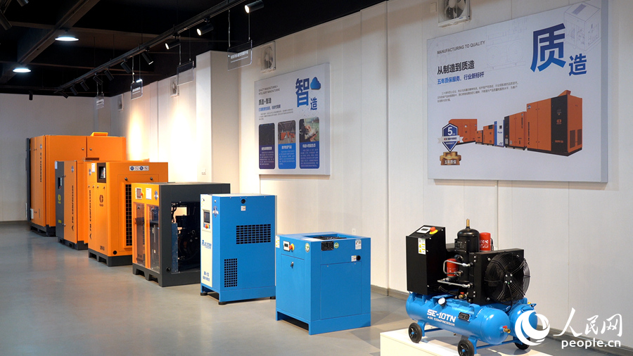 華德機電從最初的有油單活塞壓縮機到無油螺桿壓縮機，再到永磁變頻螺桿式空氣壓縮機，產(chǎn)品不斷升級迭代。人民網(wǎng)記者 蘭志飛攝