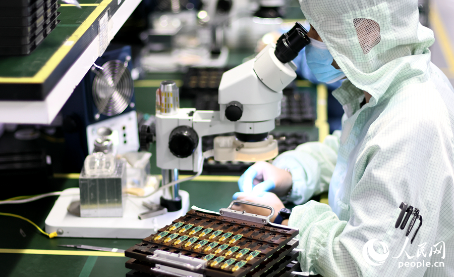 在恒寶通的光模塊生產(chǎn)車間，工作人員在完成鏡檢工序。人民網(wǎng) 李昌乾攝