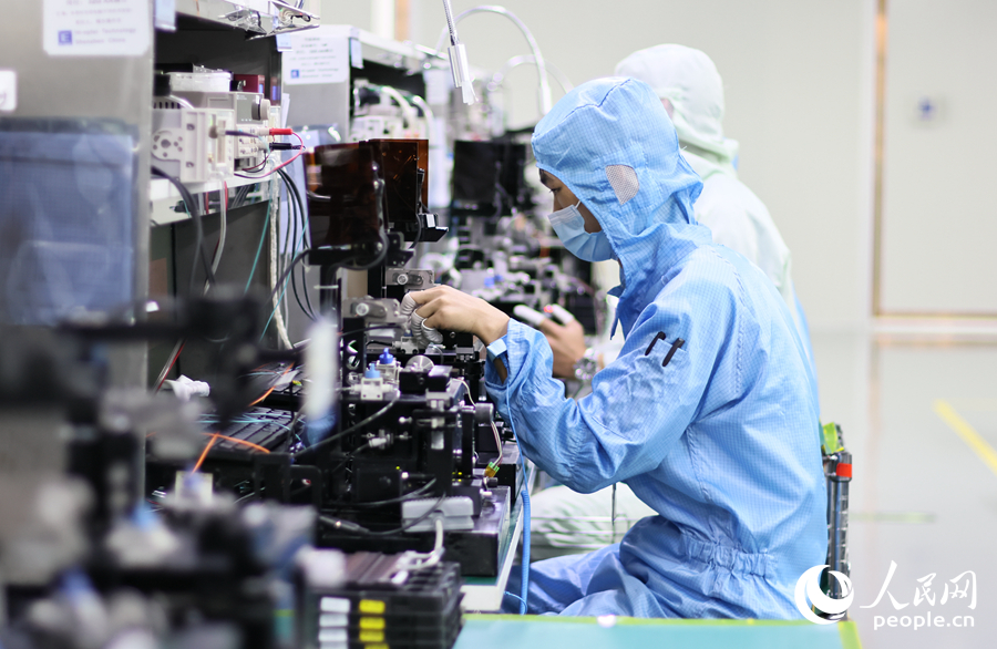 恒寶通生產(chǎn)車間，一名工作人員正在進行耦合工序。人民網(wǎng) 李昌乾攝