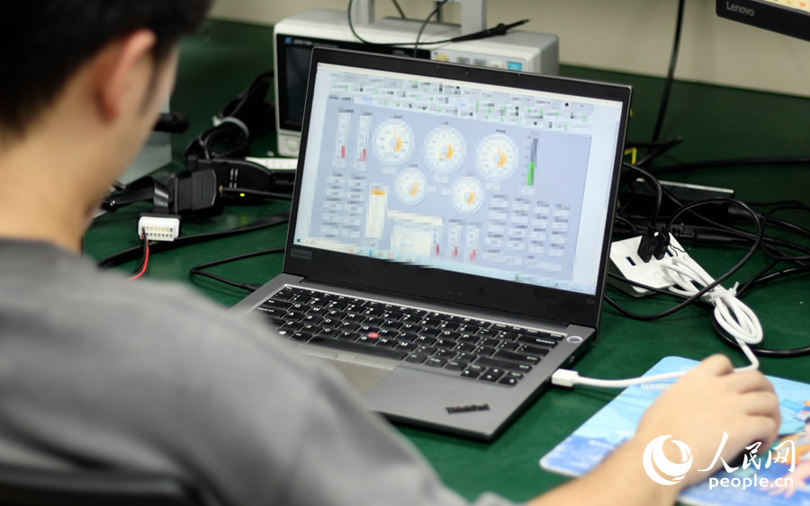 在金龍新能源電控聯(lián)合仿真實驗室內(nèi)，工程師在進行VCU（整車控制器）測試。人民網(wǎng) 李昌乾攝