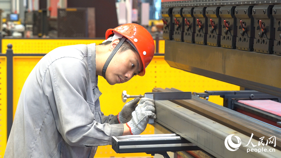 中僑富士生產(chǎn)車間內(nèi)，技術(shù)人員對電梯零部件進行加工。人民網(wǎng)記者 蘭志飛攝