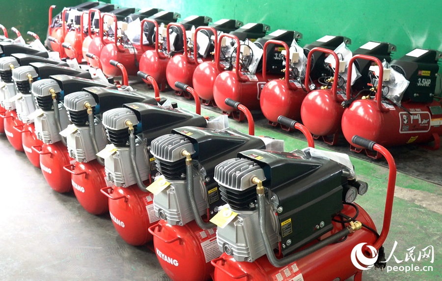 華德機電即將出口海外的空氣壓縮機。人民網(wǎng) 蘭志飛攝