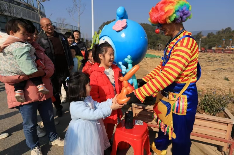 葡萄酒文化小鎮(zhèn)內(nèi)游客與工作人員互動。明溪縣融媒體中心供圖