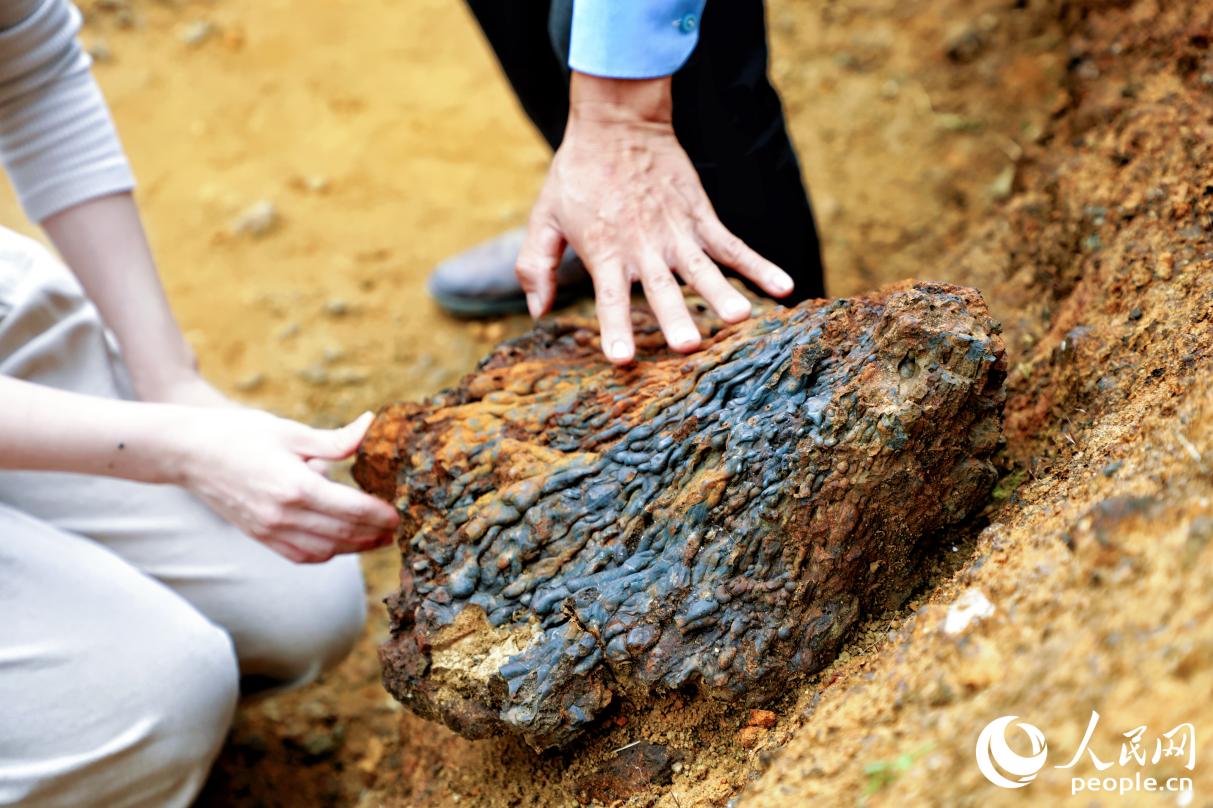 安溪青陽下草埔冶鐵遺址出土的爐渣，紋路清晰，顏色泛紅。人民網(wǎng) 李唯一攝