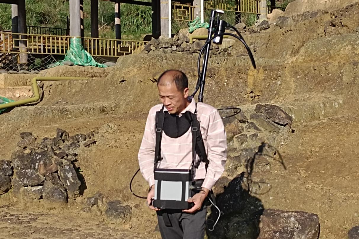 余莊林在考古工作中。受訪者供圖