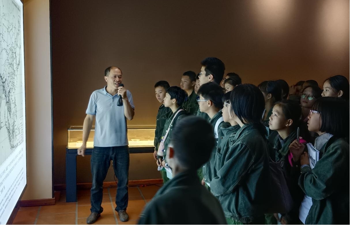 余莊林（左一）在進(jìn)行義務(wù)講解。受訪者供圖