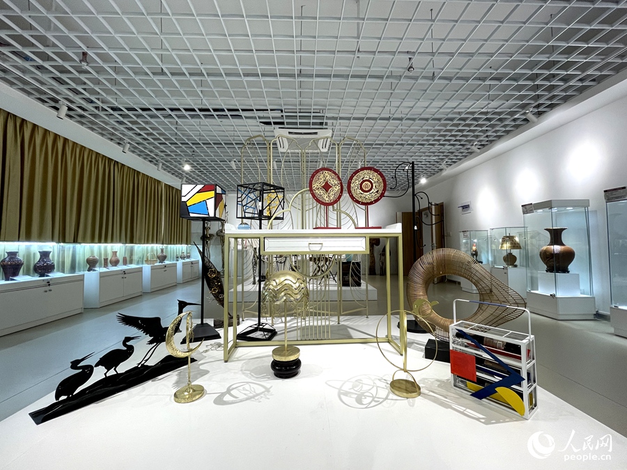 藤鐵工藝品展覽。人民網(wǎng)記者 陳藍(lán)燕攝