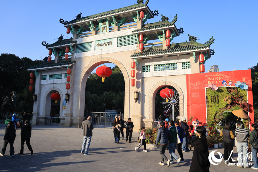 廈門中山公園南門掛起大燈籠。人民網(wǎng)記者 陳博攝