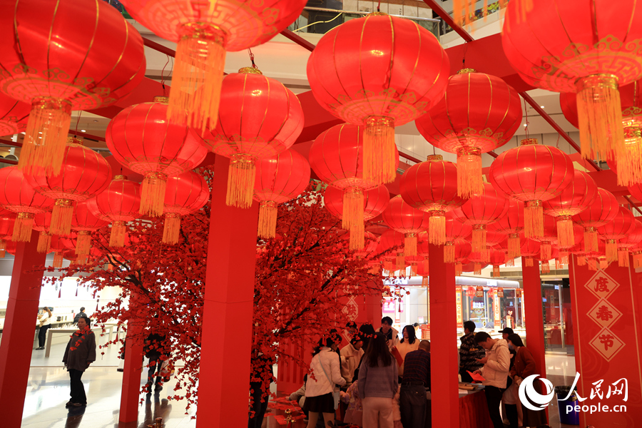 在思明區(qū)的一家商場(chǎng)中，亮堂堂的紅燈籠烘托新年氛圍。人民網(wǎng)記者 陳博攝