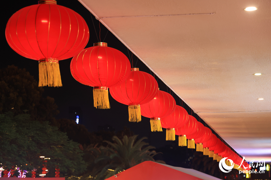 成排的大紅燈籠。人民網(wǎng)記者 陳博攝