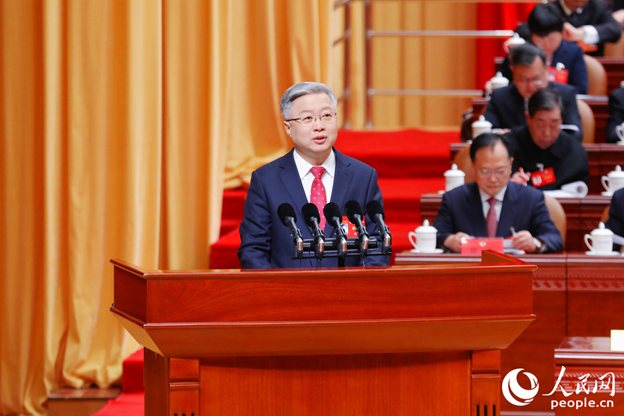 福建省政協(xié)主席滕佳材代表十三屆福建省政協(xié)常委會向大會作工作報告。人民網(wǎng) 李唯一攝