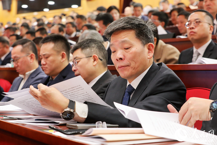 委員聽取和審議相關(guān)工作報告。人民網(wǎng) 李唯一攝