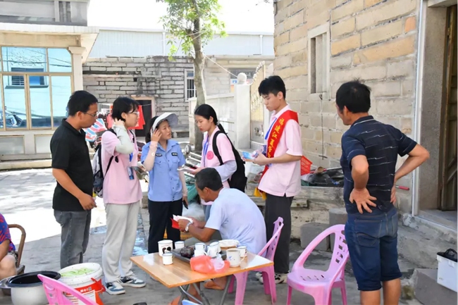 青年志愿者走村入戶開展普法宣傳