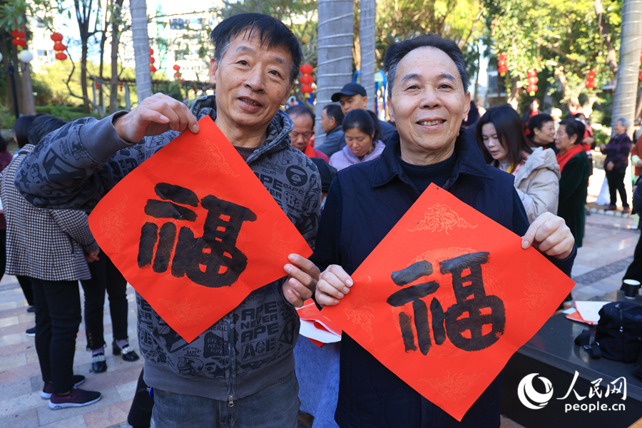 紅底黑字迎“?！眮?。人民網(wǎng)記者 陳博攝