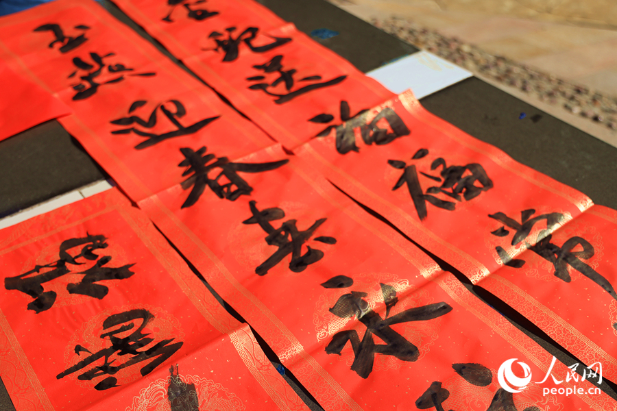 一副副春聯(lián)，飽含著人們對(duì)新年的美好祝愿。人民網(wǎng)記者 陳博攝