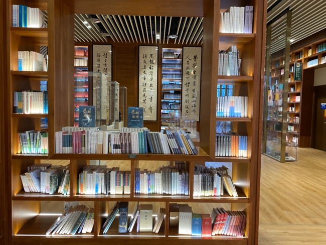 館內(nèi)藏書眾多
