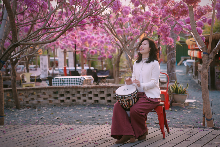 音樂愛好者在花海之下演奏。張秀云攝