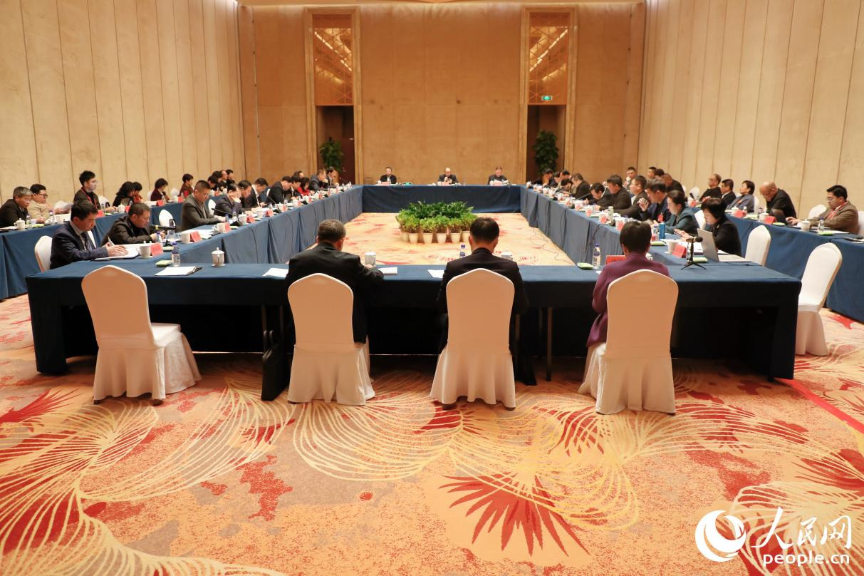 福建省政協(xié)十三屆三次會議第7組（教育）討論現(xiàn)場。人民網 李唯一攝