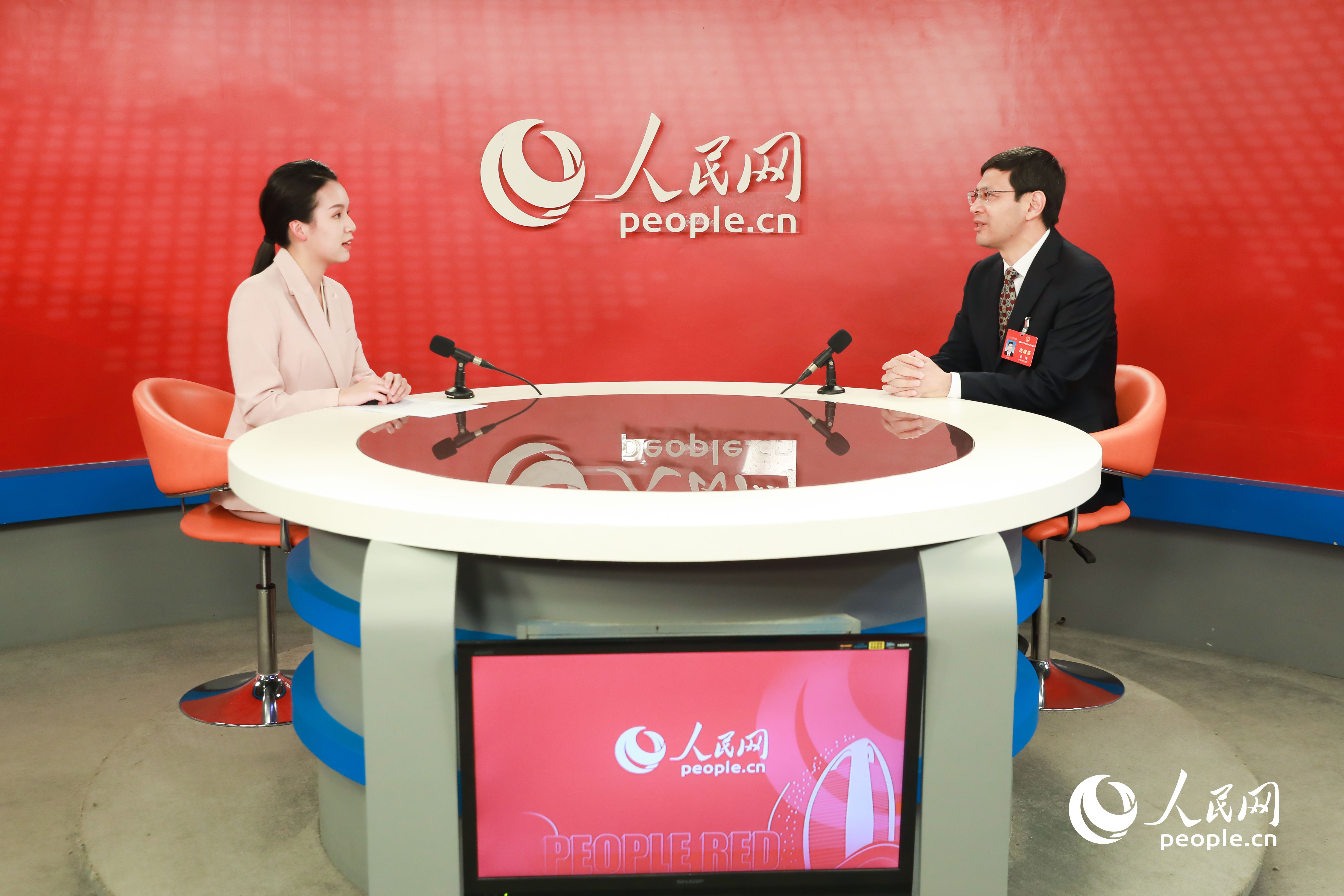 福建省人大代表、古田縣人民政府縣長許鋒接受人民網(wǎng)專訪。福建省人大代表、古田縣人民政府縣長許鋒做客人民網(wǎng)福建演播室。人民網(wǎng)記者 蘭志飛攝