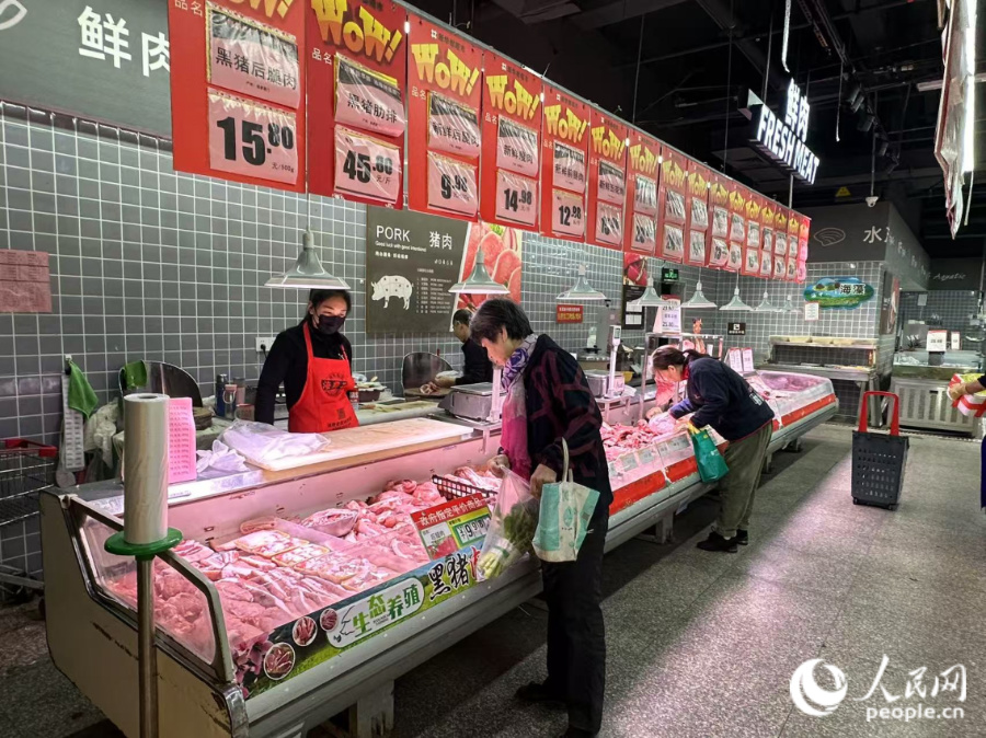 超市鮮肉區(qū)，市民正在挑選后腿肉、排骨。人民網(wǎng)記者 張萌攝