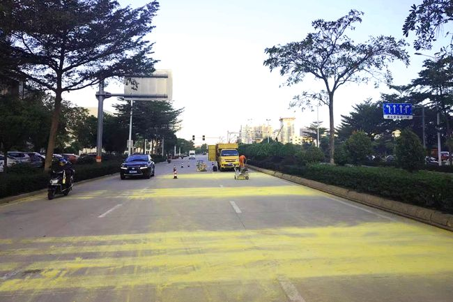 管養(yǎng)單位組織工作人員對(duì)12條震蕩帶進(jìn)行拆除。臺(tái)商區(qū)綜合執(zhí)法與應(yīng)急管理局供圖