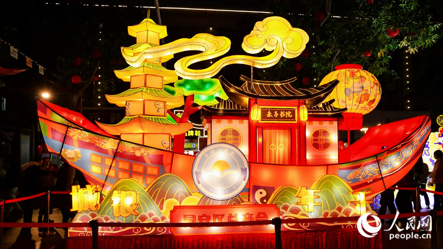 “千年銀城”主題花車。人民網(wǎng)記者 陳博攝