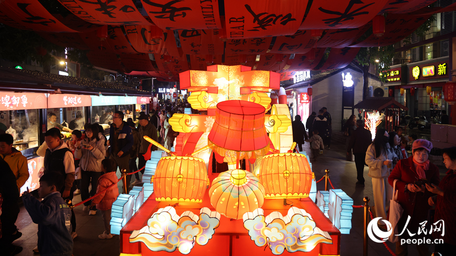 市民游客在造型各異的花車前駐足觀賞。人民網(wǎng)記者 陳博攝