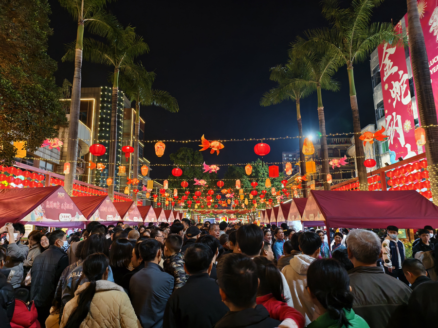 年貨市集現(xiàn)場一片歡聲笑語，人聲鼎沸。夏海濱攝