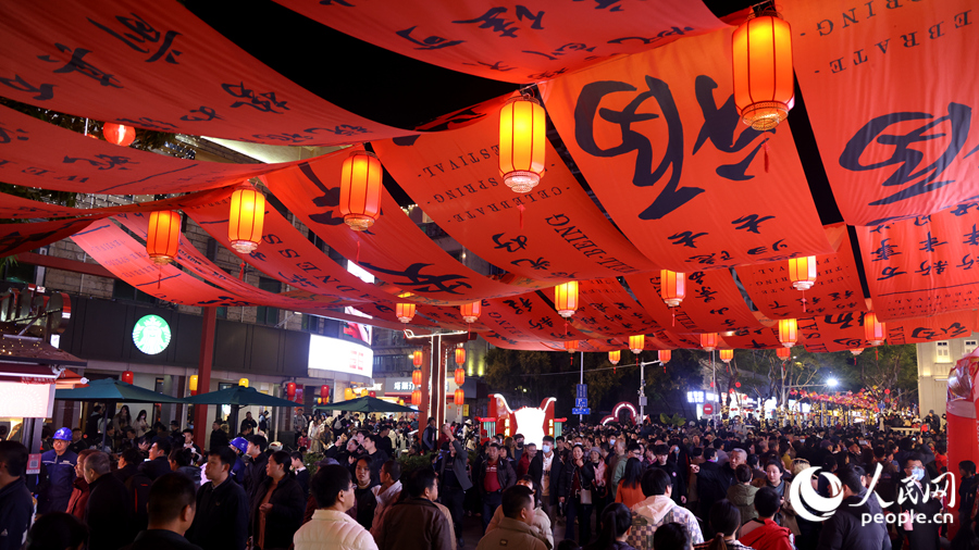 同安古城的大街小巷成了“紅色的海洋”。人民網(wǎng)記者 陳博攝