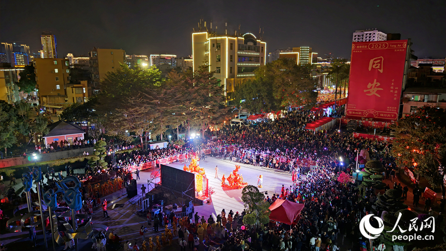 異彩紛呈的非遺表演吸引人們圍觀。人民網(wǎng)記者 陳博攝