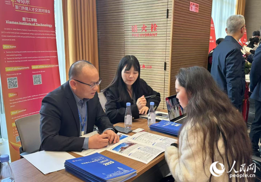 用人單位正在介紹崗位信息。人民網(wǎng)記者 張萌攝