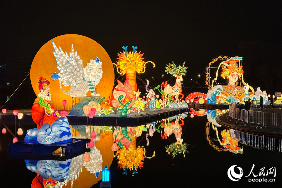 第二十三屆“兩馬同春鬧元宵”在福州市馬尾區(qū)瑯岐紅光湖公園亮燈。人民網(wǎng)記者 劉卿攝