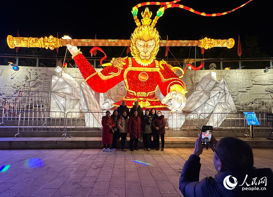 “悟空”燈組前，游客合影留念。人民網(wǎng)記者 劉卿攝
