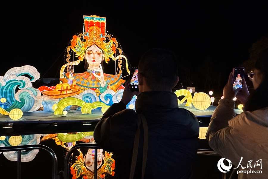 “媽祖”燈組吸引不少游客“打卡”拍照。人民網(wǎng)記者 劉卿攝