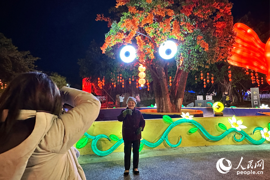 創(chuàng)意“燈組”受歡迎。人民網(wǎng)記者 劉卿攝