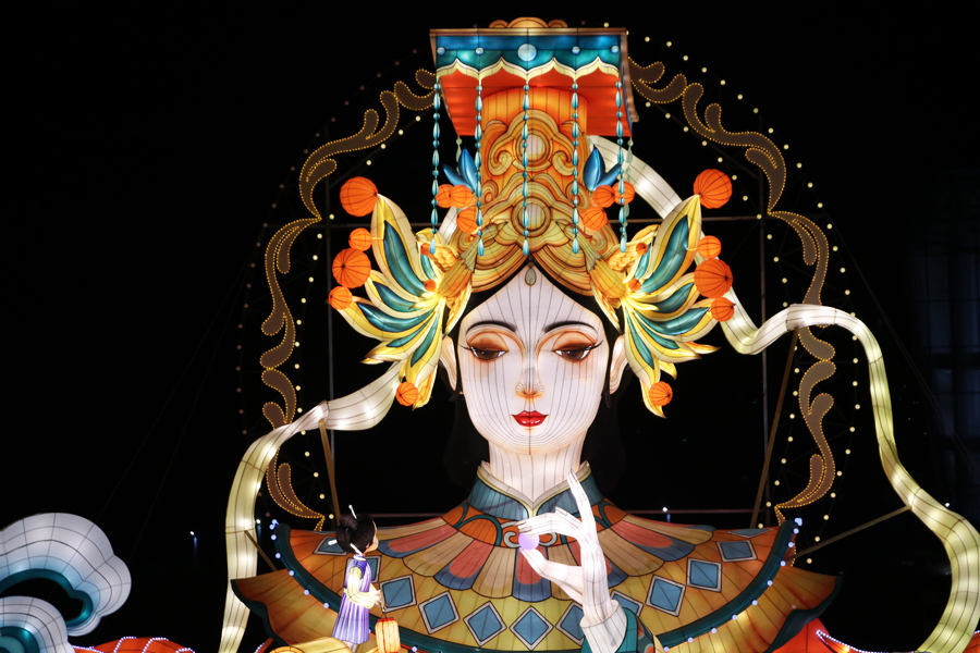 “媽祖”燈組高9米，其身前是一艘巨浪托起的小船，船頭站立著一位身著福州傳統(tǒng)“三條簪”服飾的小姑娘，與之對望。劉華攝